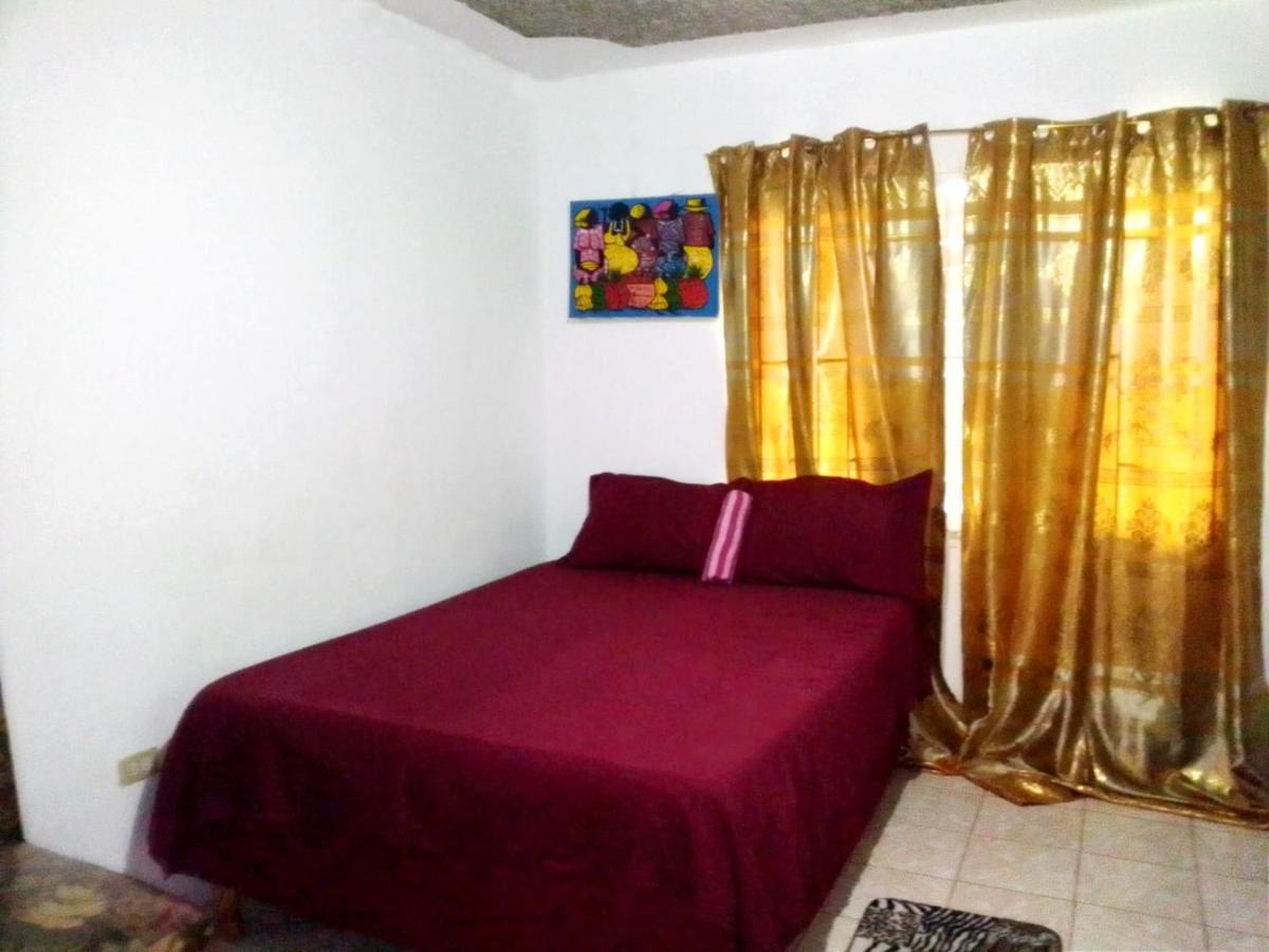 Affordable And Cozy At Content Guest House Ocho Rios Eksteriør bilde