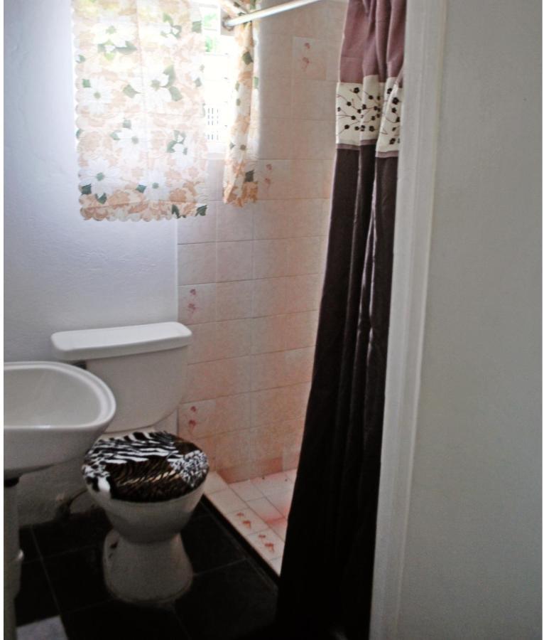 Affordable And Cozy At Content Guest House Ocho Rios Eksteriør bilde